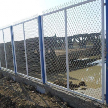 厂家供应公路钢板网护栏 结实耐用