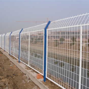 公路护栏网常见规格 高速公路护栏特点