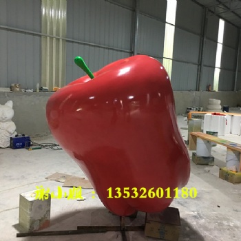 给人以高品位的玻璃钢蛇果雕塑造型吸引了不少游客