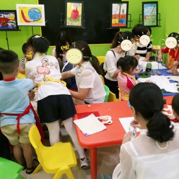 色彩阳光促进家庭和谐家庭教育与亲子关系 颠覆传统填鸭式教学
