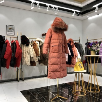 诗萌蒂19新款羽绒服广州品牌女装折扣走份广州伊曼服饰有限公司