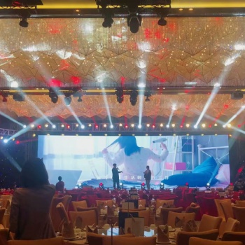 惠州专业演出设备出租，演出灯光音响桁架背景出租，活动桌椅铁马沙发出租