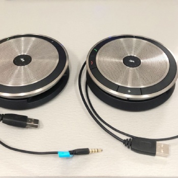 SP 30/30+可选择蓝牙®或USB-C连接，提供自由灵活的连接选项。 两个噪声和回声消