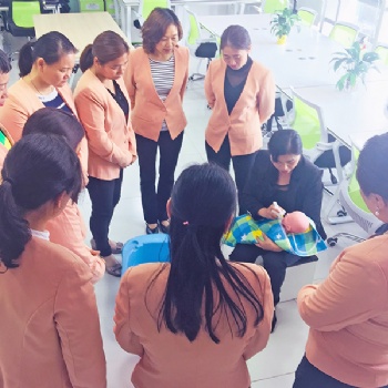 育婴师培训班深圳学育婴师解决就业可买社保