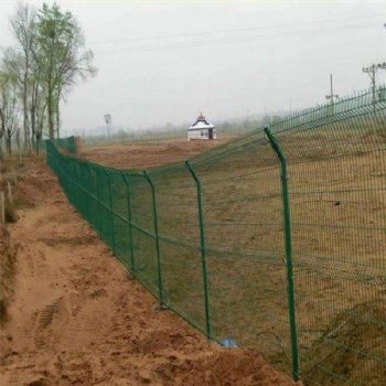 河北东兴护栏网-圈地护栏-道路隔离网-花园隔离栅生产厂家