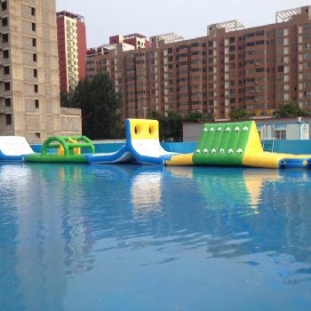 移动水上乐园漂浮物支架水池大型充气闯关水上浮具游乐设备