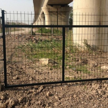 姜建丝网销售 公路框架护栏网、厂区围墙护栏、圈地双边框架护栏网
