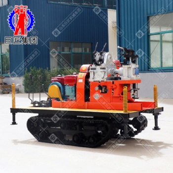 YQZD-30型履带式液压轻便钻机采用球卡夹持机构，可实行不停机倒杆