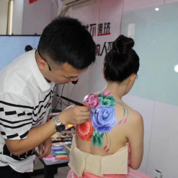 学化妆玲丽美甲美睫纹绣美容