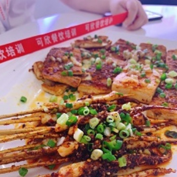 铁板鱿鱼的做法，铁板鱿鱼技术配方，铁板鱿鱼可欣餐饮培训