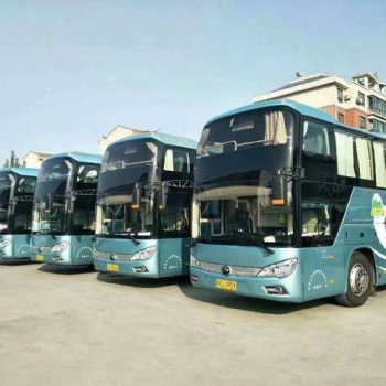 正规旅游大巴出去，保险齐全！靠谱~