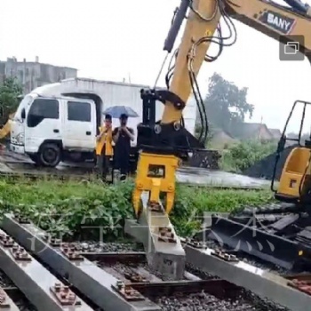 改装铁路施工设备 枕木机 枕木夹具 在铁路上行走的挖掘机 济宁卡尔杰