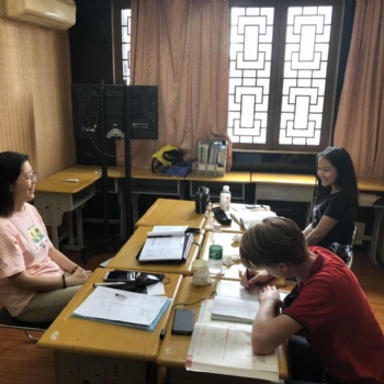 上海学汉语学校的外国人怎么学中文更好