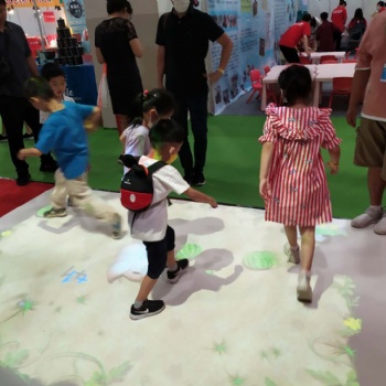 幼儿园互动投影儿童智能互动游戏玩中学课堂魔幻地面
