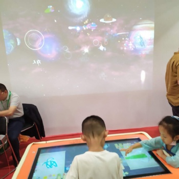 学前教育装备玩中学游戏课堂儿童绘画涂鸦投影互动创造海洋魔幻神笔