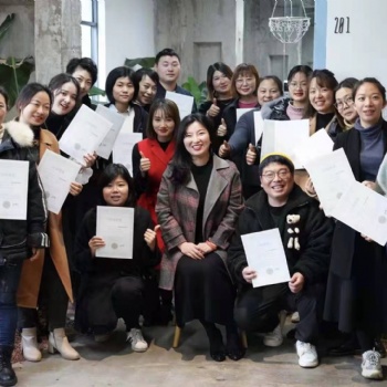 上海学插花培训学校开店以及成功转型的花店学员大力**推倩倩老师