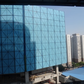 现货供应爬架网 建筑安全围网 建筑防护冲孔网 升降架 框架冲孔网