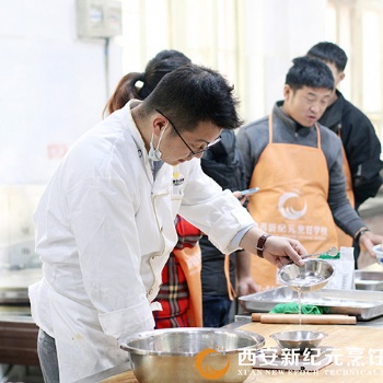 打工返乡青年想创业学厨师专业技术认可西安新纪元烹饪技工学校