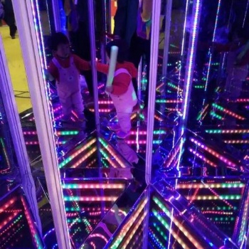 创意镜子迷宫，网红小屋定制，新型室内游乐设备，景区游乐