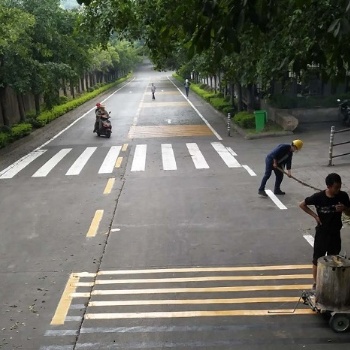 道路上车道纵向减速标线施工