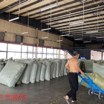 广州三杰服饰品牌专柜下架女装走份批发，连衣裙批发，羽绒服批发，双面呢批发