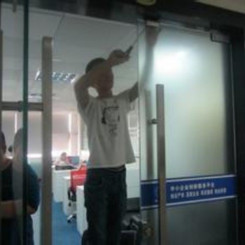 西安专业安装维修玻璃门，更换钢化玻璃