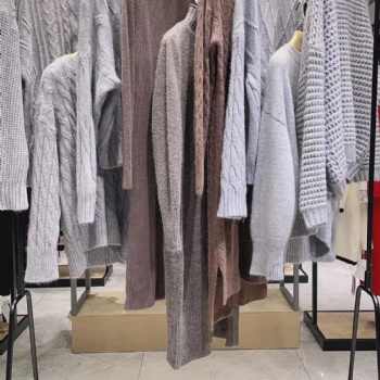 广州三杰服饰石井品牌折扣女装衣服批发_厂家直供货源_0.1折起批秋冬装。