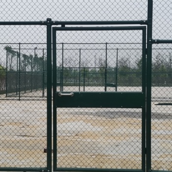 西安市足球护栏网 篮球场防护网 体育隔离网订制加工