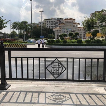 广州市政道路隔离防护栏杆生产厂家 黑色烤漆护栏价格