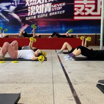 团队四面出击勇争**