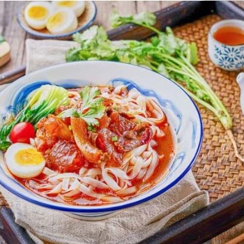 嗦粉哥手工现磨米粉汤浓，味道美