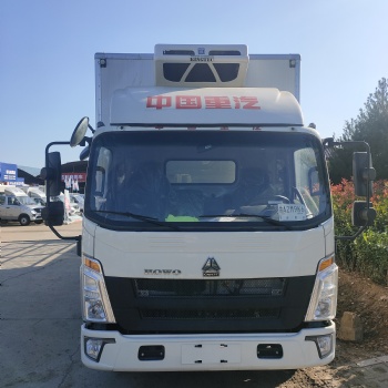 青岛重汽豪沃冷藏车。