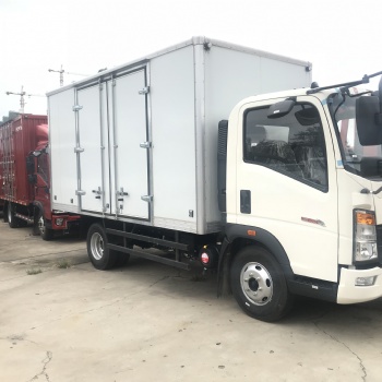 即墨重汽豪沃轻卡追梦版厢式货车。