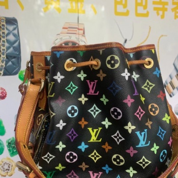 西安高价上门回收黄金钻戒金条名表名包劳力士LV