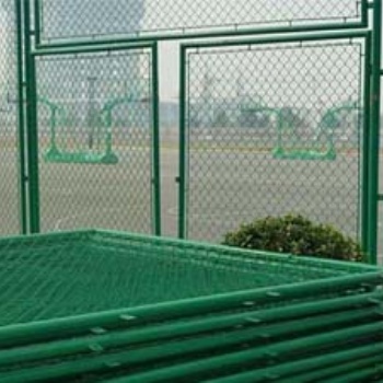 现货 球场护栏网 镀锌勾花网 体育场围栏篮球场防护网