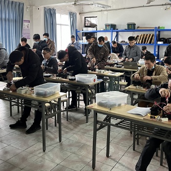 南宁叉车培训考叉车证提供技工培训服务