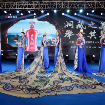 青岛魔幻泡泡秀水晶球，开场舞狮，竖琴暖场，激光舞，礼仪模特